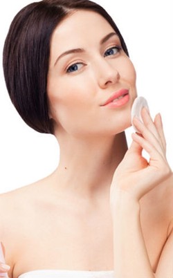 Pentingkah Menggunakan Toner Saat Membersihkan Wajah?