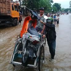 Jalur Pantura Kembali Lumpuh Imbas Banjir di Kraton Pasuruan