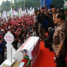 Gubernur Fasilitasi 17 Tuntutan, Buruh Luapkan Suka Cita dengan Bakar Flare