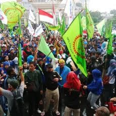 Seorang Buruh yang Demo di Kantor Gubernur Jatim Pingsan