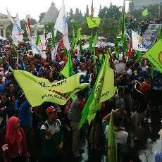 Ribuan Buruh Goyang Dumang di Bawah Guyuran Hujan