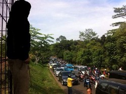 Warga Tonton Pria Gantung Diri, Lalin dari Depok ke Lenteng Agung Macet