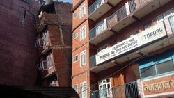 Tim Rescue Sisir Reruntuhan Gempa di Kota Gongabu Nepal