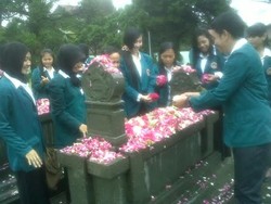 Diguyur Hujan, Mahasiswa Yogyakarta Tabur Bunga di Makam Ki Hadjar Dewantara