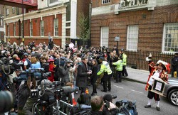 Kegembiraan Publik Inggris Menyambut Bayi Perempuan William dan Kate