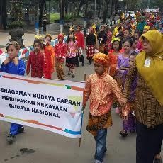 Ratusan Siswa SD di Pacitan Karnaval Peringati Hari Pendidikan