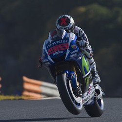 Lorenzo Sempurna: Rebut Pole, Kalahkan Marquez, dan Bikin Rekor