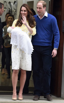 Foto: Penampilan Pertama Putri Kecil Kate Middleton & Pangeran William
