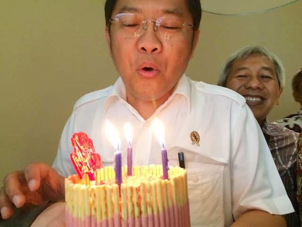 Pesta Kejutan Menkominfo di Ruang Tunggu Bandara