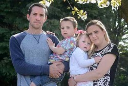 Sakit Fatal, Dua Anak Pasangan Ini Takkan Bisa Melihat dan Bicara Lagi