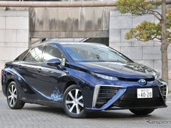 Menguji Mobil Hidrogen Toyota Mirai di Jalanan
