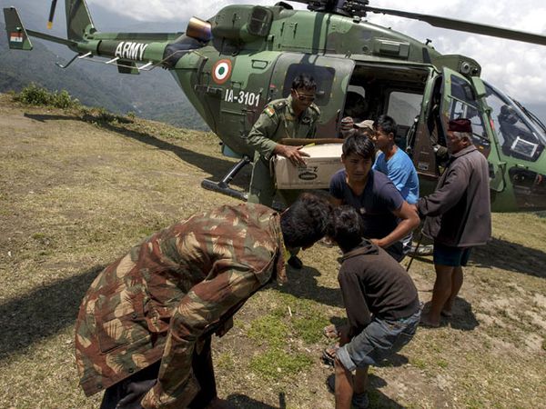Korban Gempa Nepal Terima Bantuan
