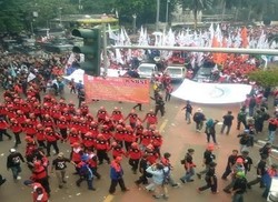 Buruh Minta Upah Naik 32%, Pengusaha: Kami Sedang Megap-megap