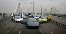 Foto-foto di Tengah Jalan PIK Saat Konvoi, Lamborghini Jakarta Klaim Tak Ganggu Lalin