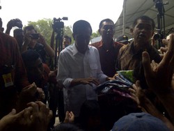 Diberi Kaos oleh Jokowi, Warga Bantul Berebut Salaman