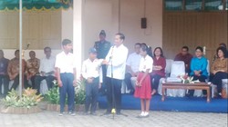 Suasana Canda saat Jokowi Beri Wejangan ke Siswa Penerima KIP di Sleman