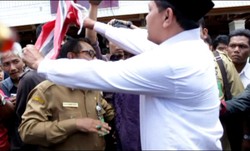Tak Diizinkan Kibarkan Bendera, Anggota DPR Aceh Lilitkan Bulan Bintang ke Leher Sekwan