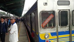 Commuter Line Alami Gangguan di Stasiun Pasar Minggu, Penumpang Menumpuk