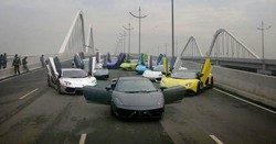 Penampakan Lamborghini Tanpa Nopol Depan Berfoto di Tengah Jembatan PIK