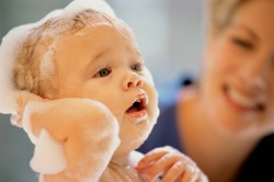 Bayi Baru Lahir Dipakaikan Bedak Usai Mandi? Boleh Saja, Asal...