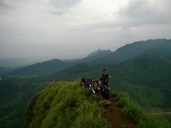Serunya Mendaki Gunung Batu di Jonggol