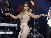 Seksi! Penampilan J.Lo di Panggung Billboard Latin Music Awards