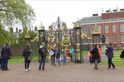 Turis Ikut Heboh Sambut Kelahiran Putri Pangeran William & Kate