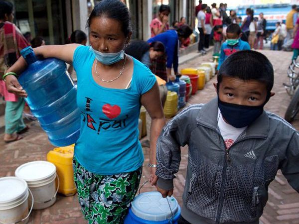 Warga Nepal Antre Air Bersih