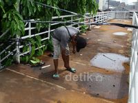 Kabel Listrik Melintang di JPO