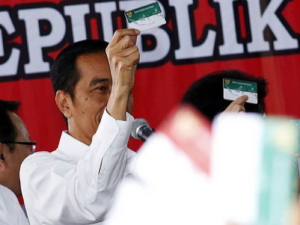 Jokowi Bagikan KIP, KIS, dan KKS
