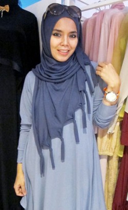 Pengalaman Unik Najua Yanti Saat Gelar Pameran Busana Muslim di Prancis