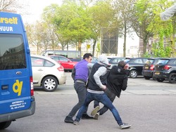 Buk! Arifin Putra Memar-memar Adegan Berkelahi di Negeri van Oranje