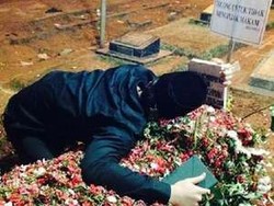 Jelang 40 Hari, Sahabat dan Keluarga Ziarah ke Makam Olga