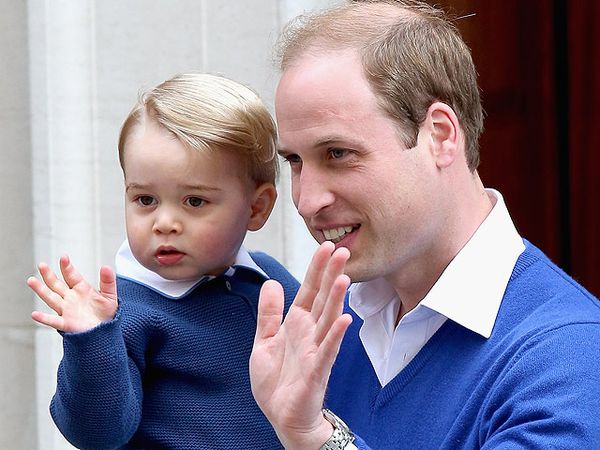 Cuteness Overload! Lambaian Tangan Pangeran George Sambut Sang Adik