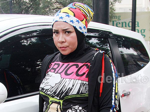 Nyentrik Berhijab ala Melly Goeslaw, Yay or Nay?