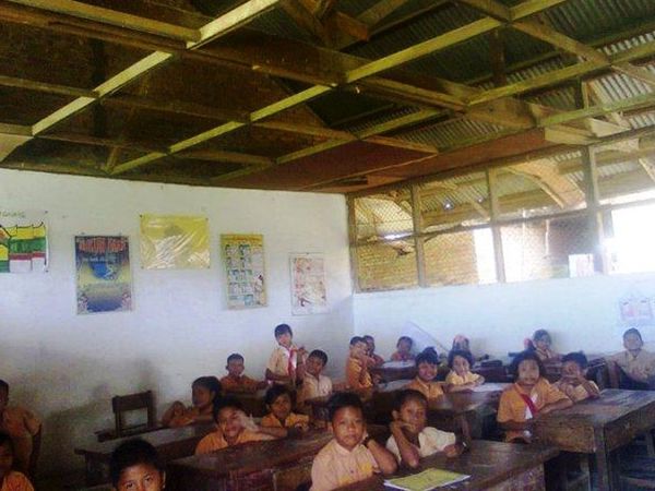 Plafon SDN Secanggang Rusak Berat