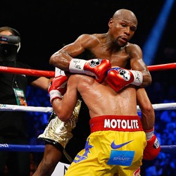 Mayweather yang Suka Memeluk Jadi Olok-olok di Media Sosial