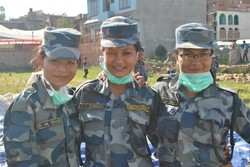 3 Tentara Wanita Nepal Ini Curi Perhatian Sukarelawan Indonesia