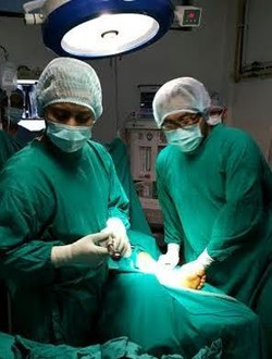 Dokter Ini Tinggalkan Praktik di Yogya Demi Bantu Korban Gempa Nepal