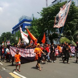 Ribuan The Jakmania Demo di Seberang Istana