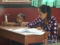 Salut! Ibu ini Serius Kerjakan Soal UN Kejar Paket B Sambil Bawa Anak