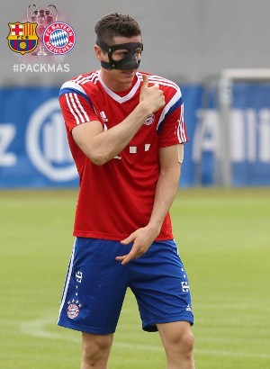 Bayern Menanti Aksi Penyerang Bertopeng di Camp Nou