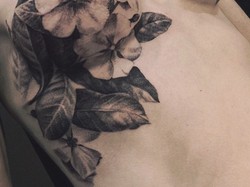 Tato Ini Sembunyikan Bekas Luka Pasien Kanker Payudara