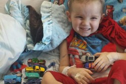 Dihujani Ribuan Mobil Hot Wheels, Bocah Ini Ceria Hadapi Pneumonia