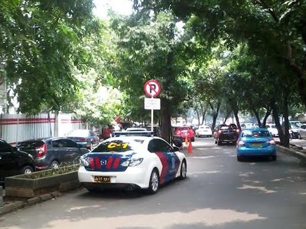 Prittt, Pak Polisi Kok Parkir Di Situ?