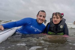 Tak Bisa Jalan Karena Sindrom Langka, Hidup Sam Berubah Berkat Selancar