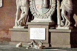 Mau Selfie, Turis Malah Pecahkan Patung Hercules di Italia