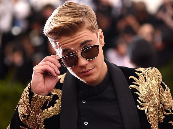 Gaya Justin Bieber Berjas Naga Emas, Keren?