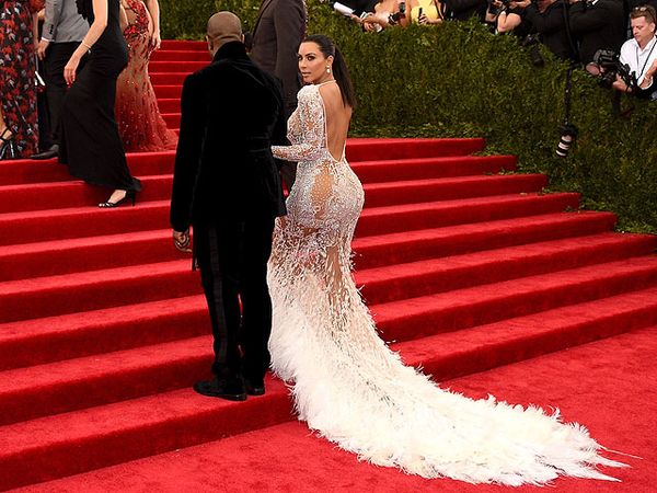 Lekukan Tubuh Kim Kardashian dalam Balutan Gaun Menerawang
