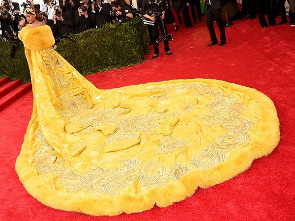 Berjubah Raksasa, Rihanna Bak Ratu Kerajaan di Met Gala 2015